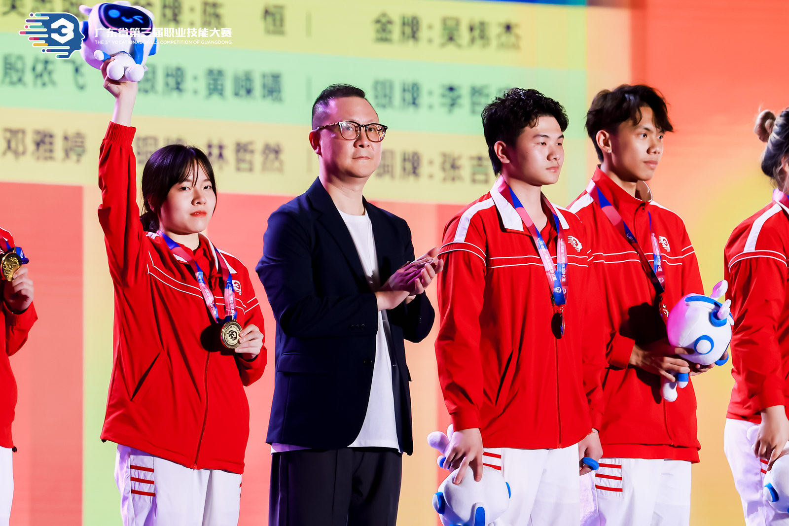 美髮項目選手郭彥熙(右一)台上獲獎